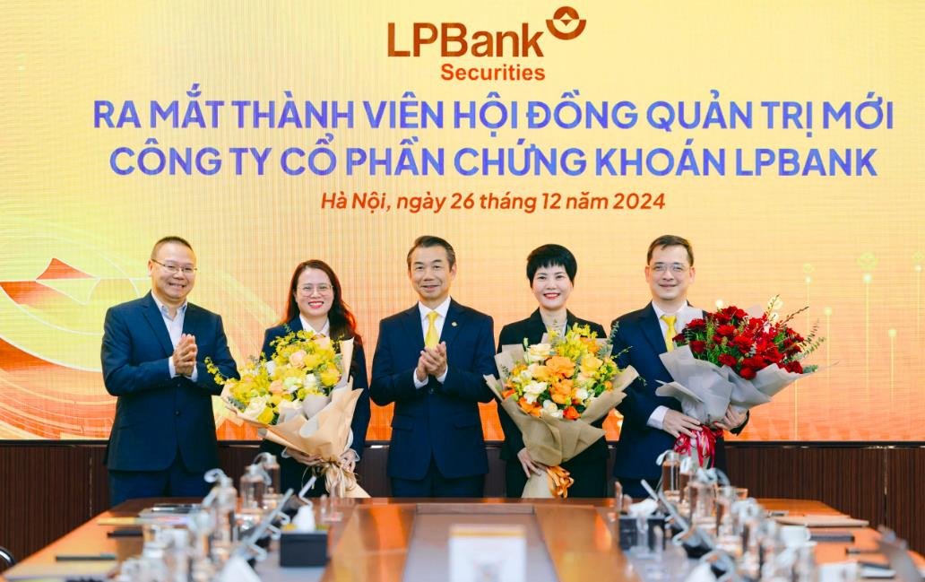 Chủ tịch LPBS trao tặng hoa cho các thành viên Hội đồng Quản trị và Tổng Giám đốc mới, đánh dấu kiện toàn nhân sự LPBS