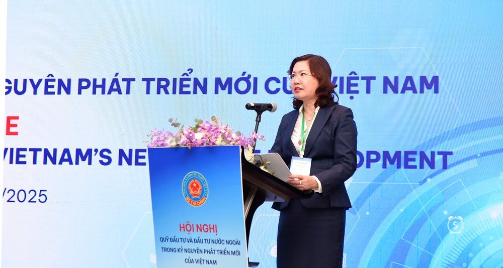 Chủ tịch UBCKNN Vũ Thị Chân Phương trình bày tiềm năng quỹ đầu tư tại Việt Nam