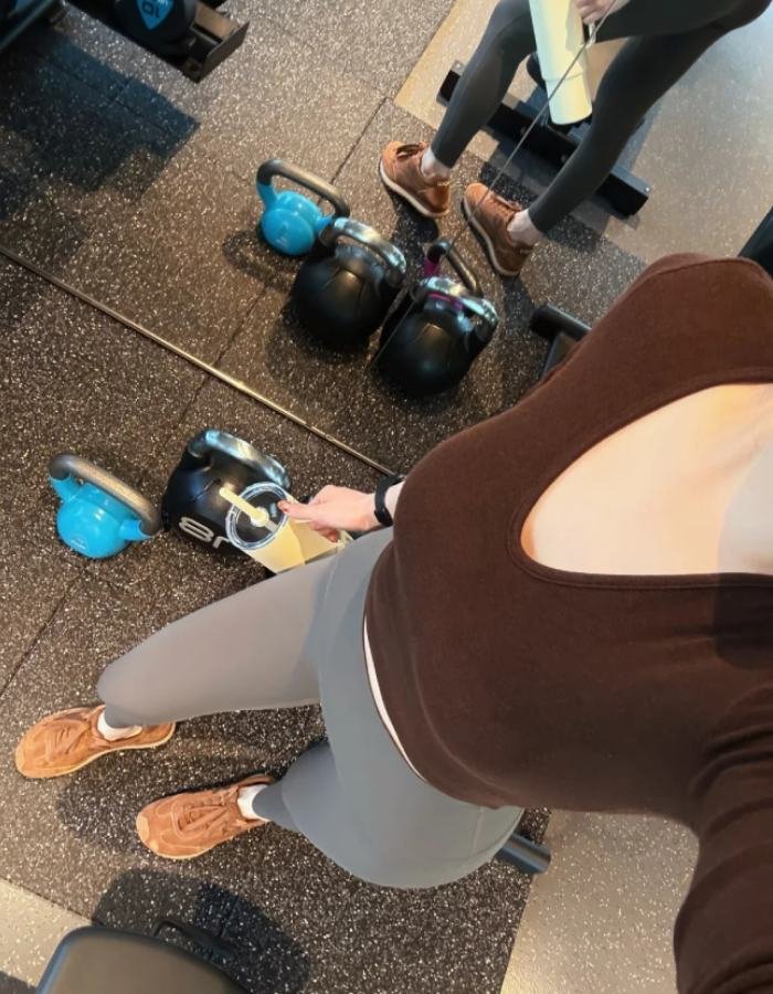 chuyển động mạnh mẽ trong ảnh gái xinh tập gym