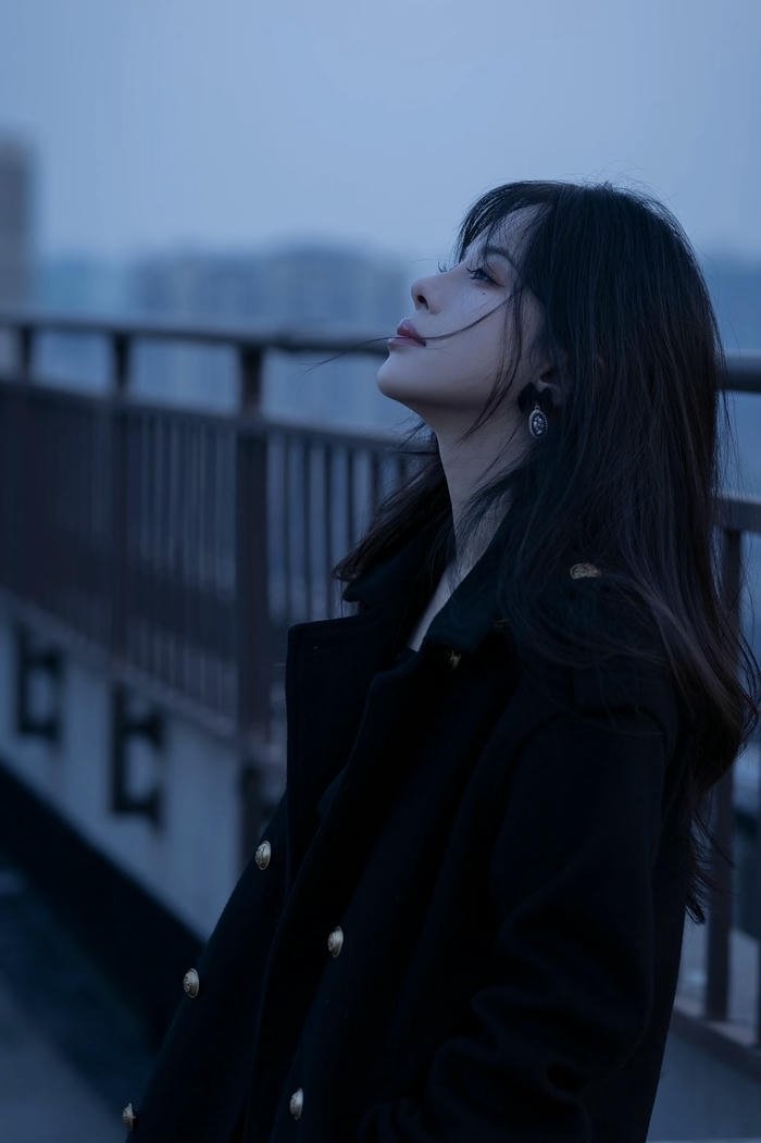 cô gái buồn rầu trong buổi tối