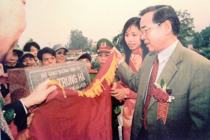 Cố Thủ tướng Phan Văn Khải tham dự lễ khánh thành cầu Trung Hà năm 2002, biểu tượng cho sự cống hiến vì đất nước.