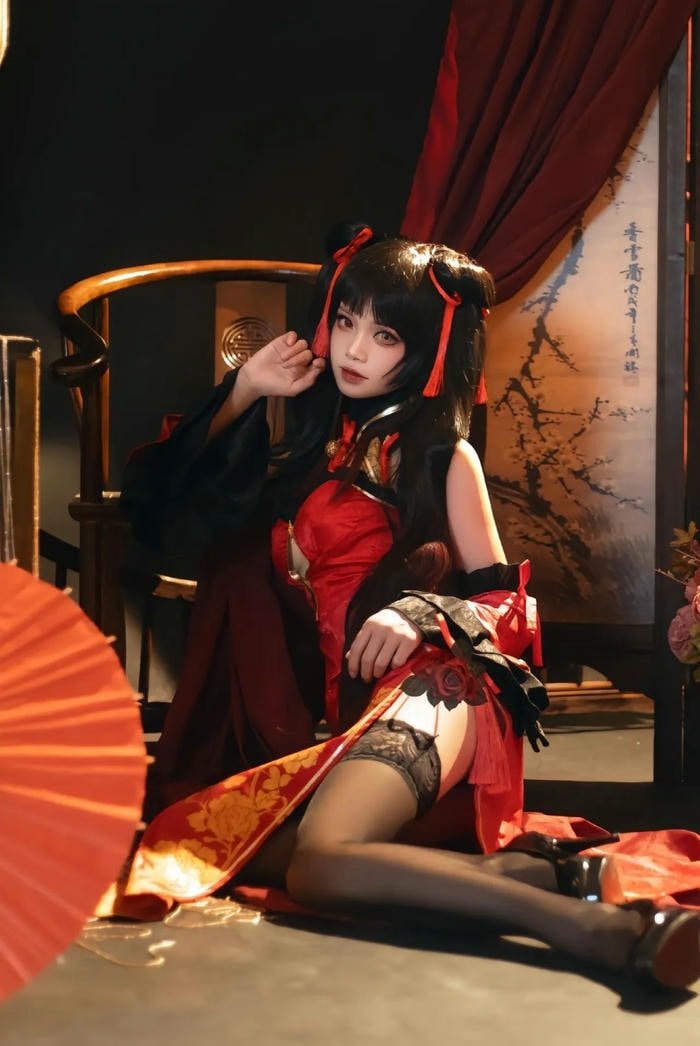 cosplay Kurumi tạo dáng cá tính
