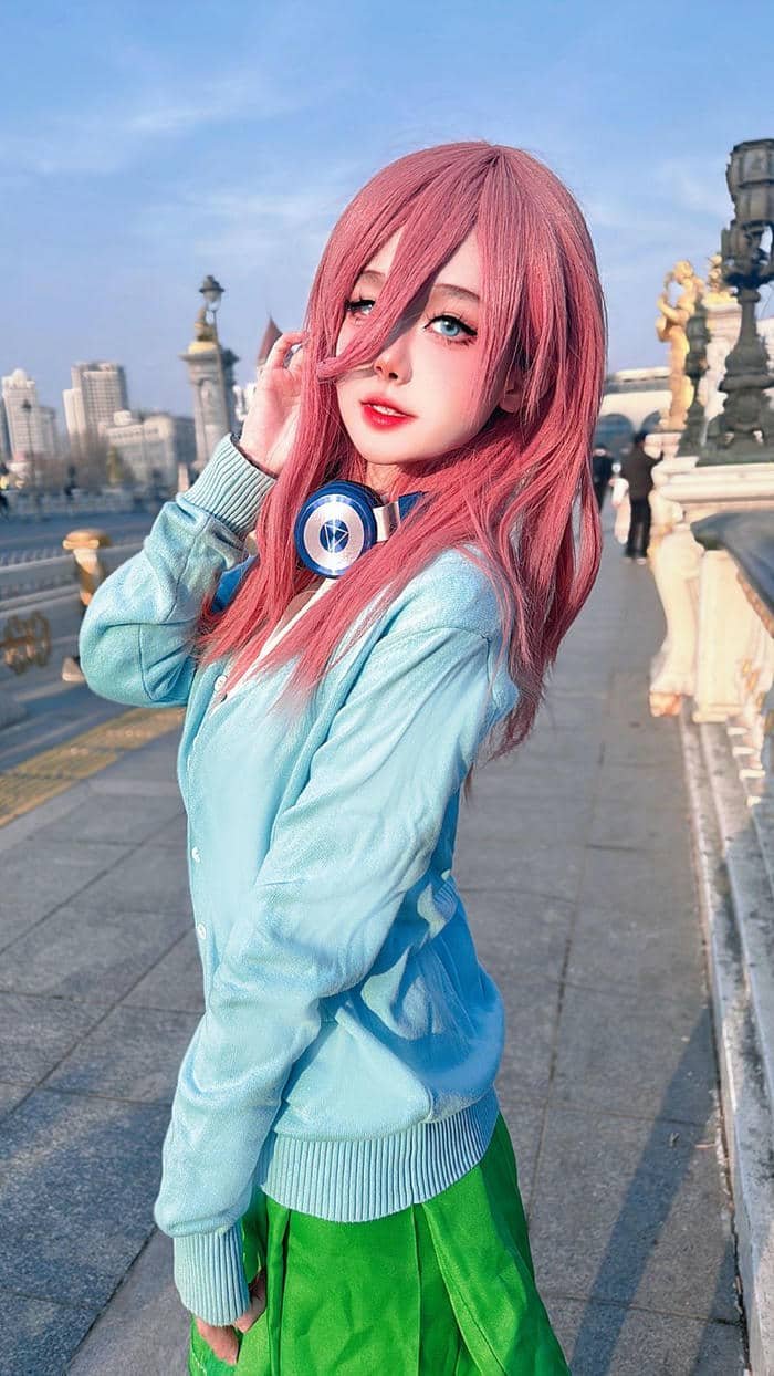 cosplay Miku Nakano phong cách tối giản