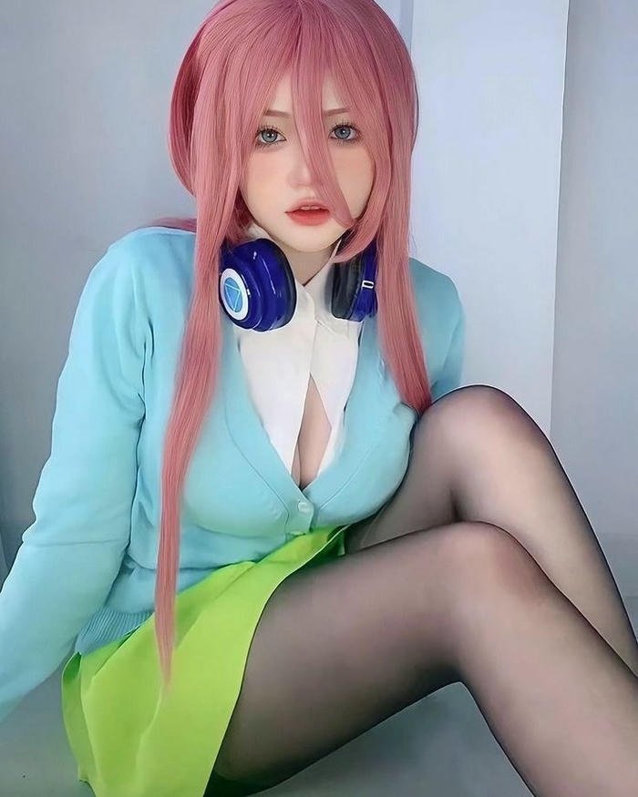cosplay Miku Nakano phong thái dịu dàng