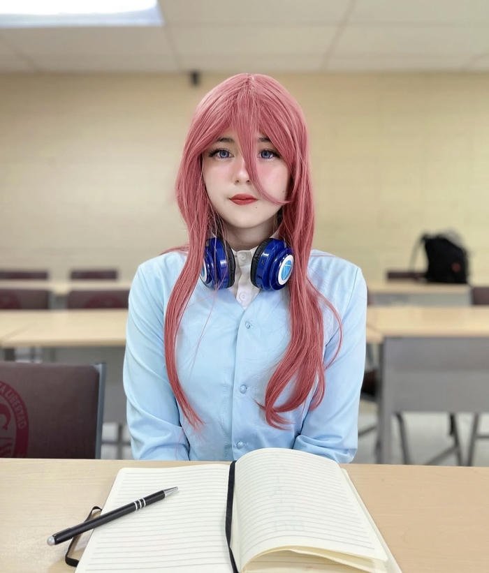 cosplay Miku Nakano tạo dáng xinh