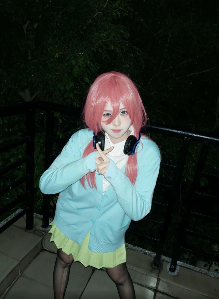 cosplay Miku Nakano váy xanh đặc trưng