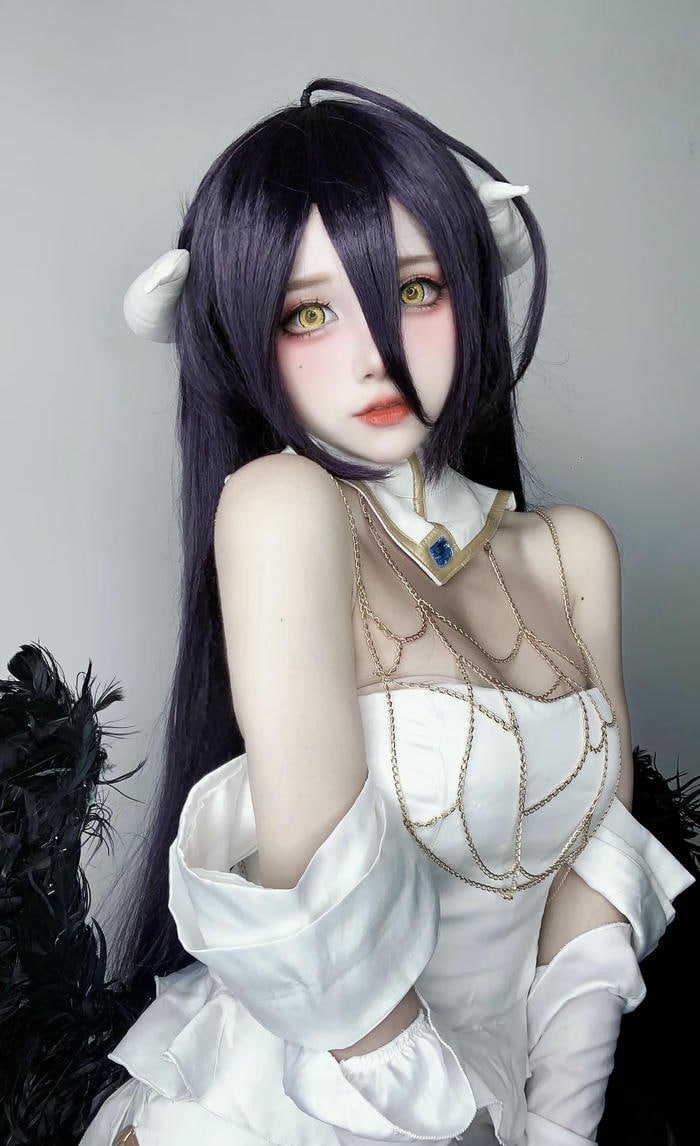cosplay albedo trang điểm đậm nét