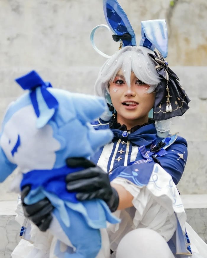 cosplay furina gương mặt thanh tú