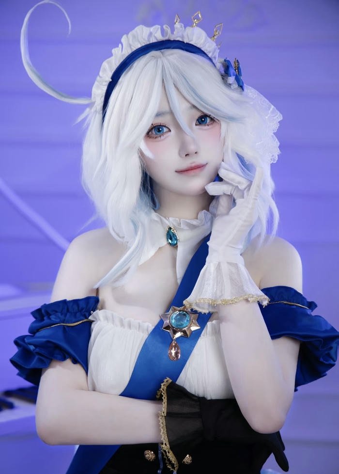 cosplay furina tạo dáng tự nhiên