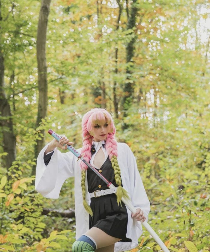 cosplay mitsuri chụp ảnh ngoài trời