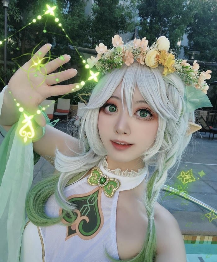 cosplay nahida tạo dáng dễ thương