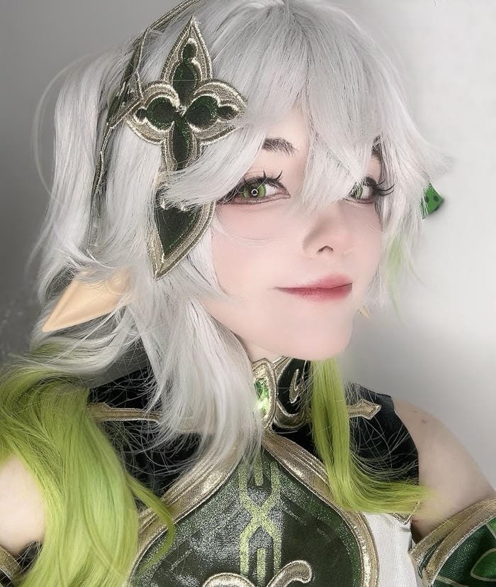 cosplay nahida tóc trắng mắt xanh