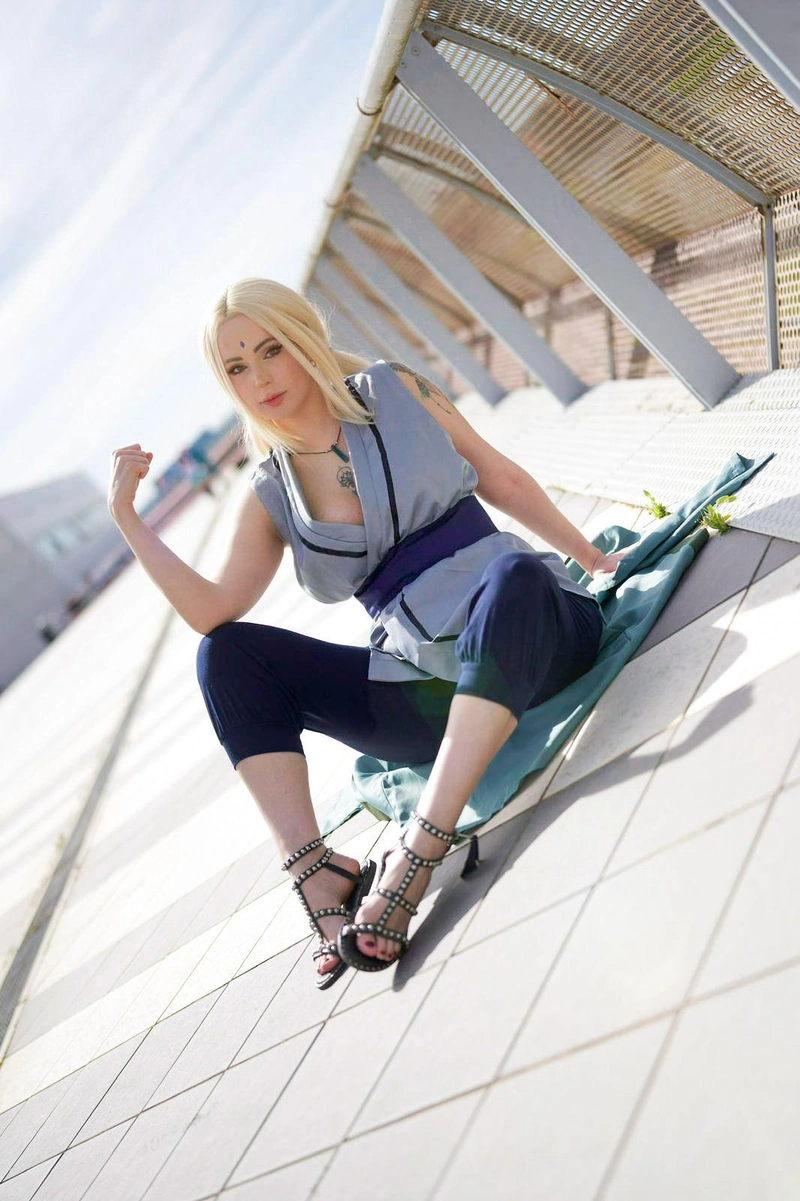 cosplay tsunade nổi bật với phong thái tự tin mạnh mẽ