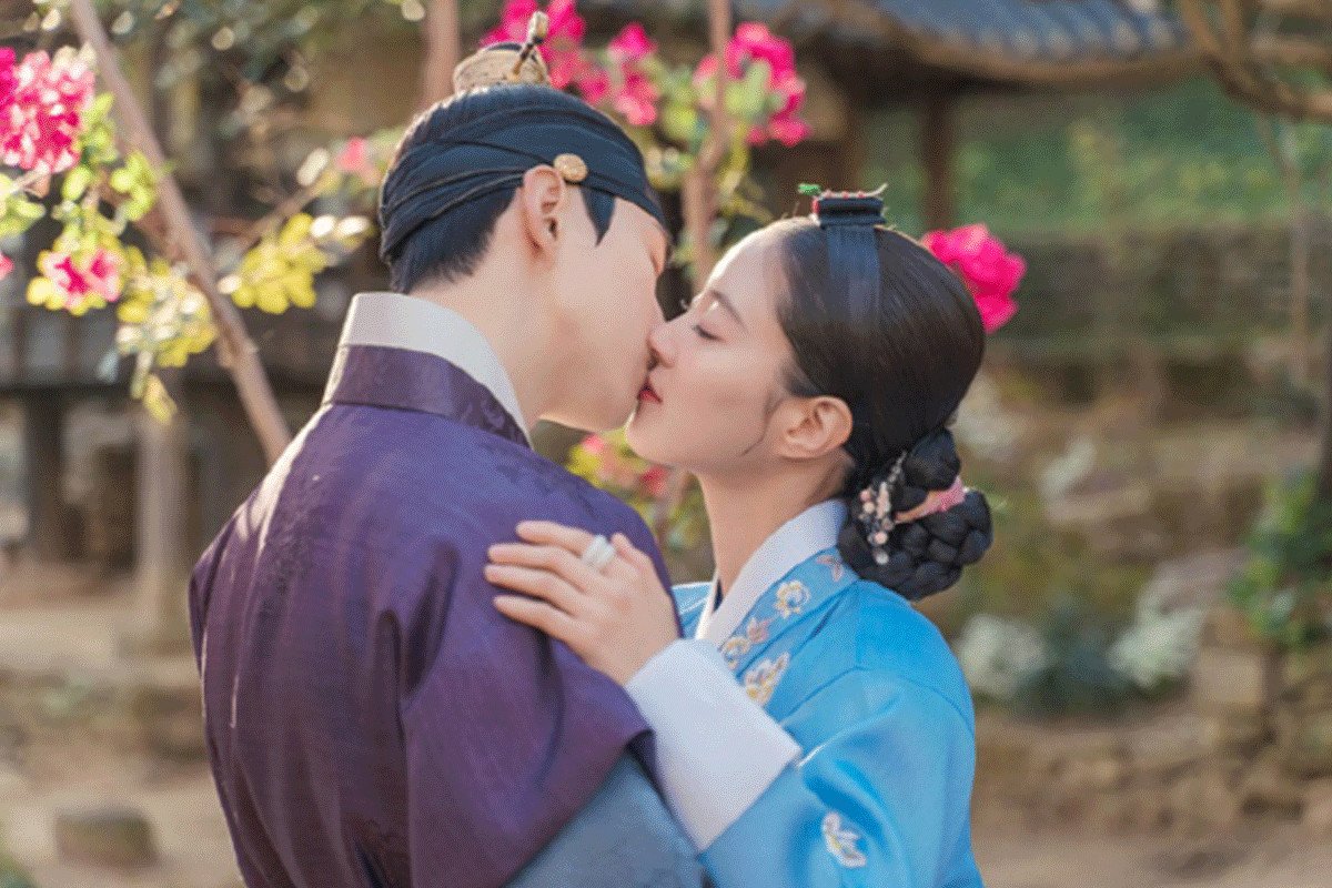 Cung nữ Seong Deok Im từ chối tình cảm của vua Jeongjo trong cung điện