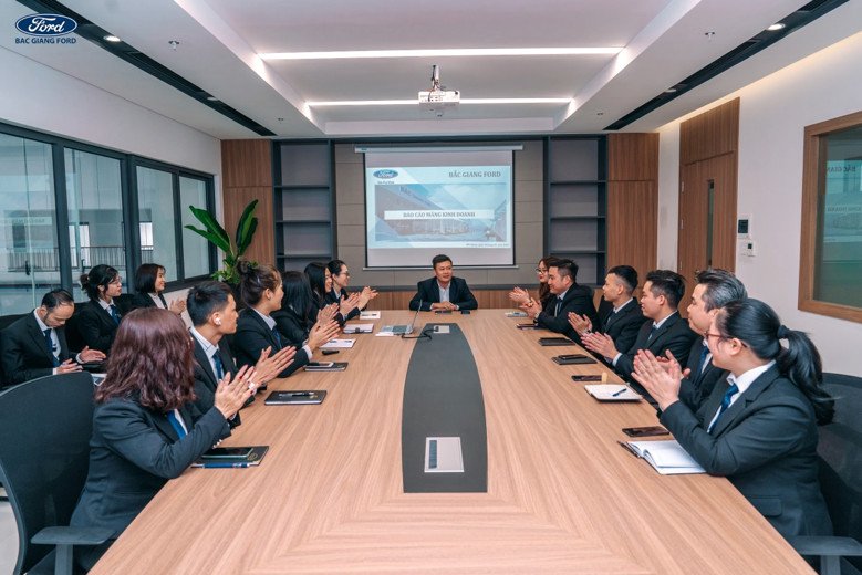 Cuộc họp nội bộ của đội ngũ nhân viên tại Đại lý Bắc Giang Ford