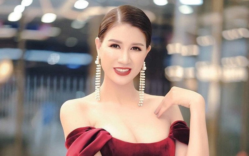 Cựu người mẫu **Trang Trần** khoe vóc dáng và chiều cao ấn tượng
