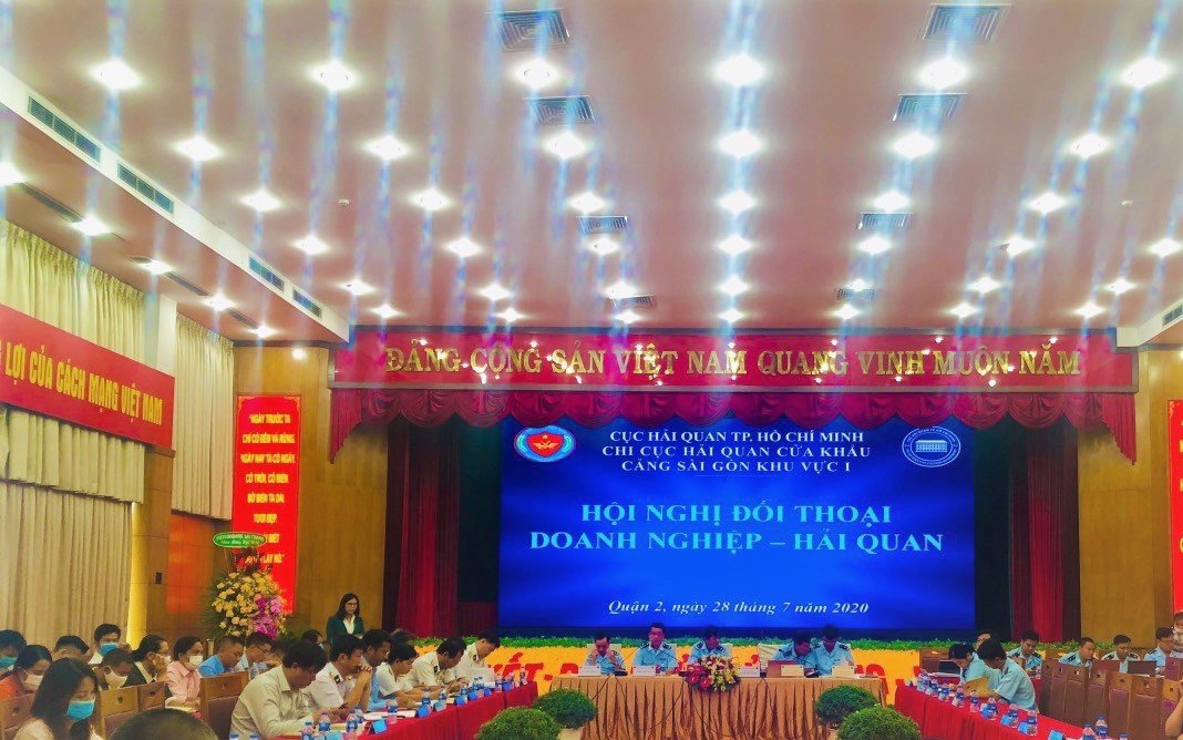 Đại diện Vietcombank chi nhánh Sài Thành phát biểu tại hội nghị hải quan