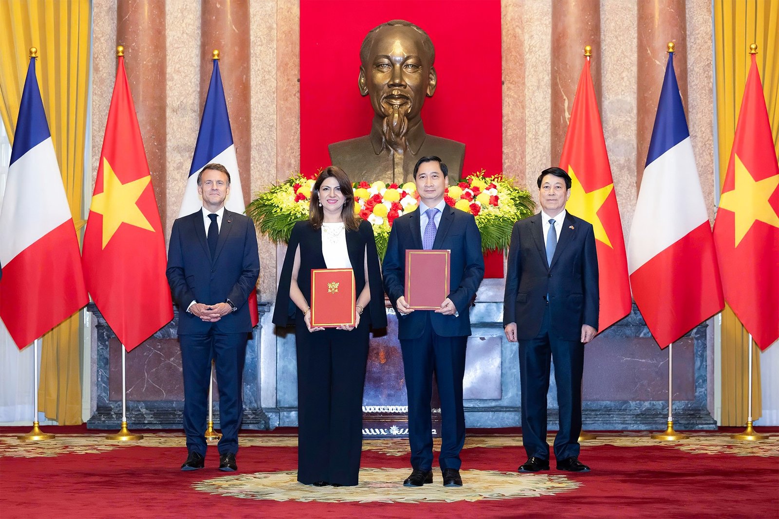 Đại diện VNVC và Sanofi ký kết thỏa thuận chuyển giao công nghệ vắc xin