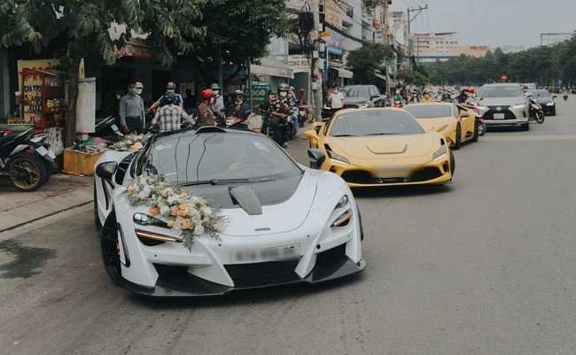 Dàn siêu xe tham gia đám hỏi của Tống Đông Khuê năm 2021, thu hút sự chú ý của công chúng.