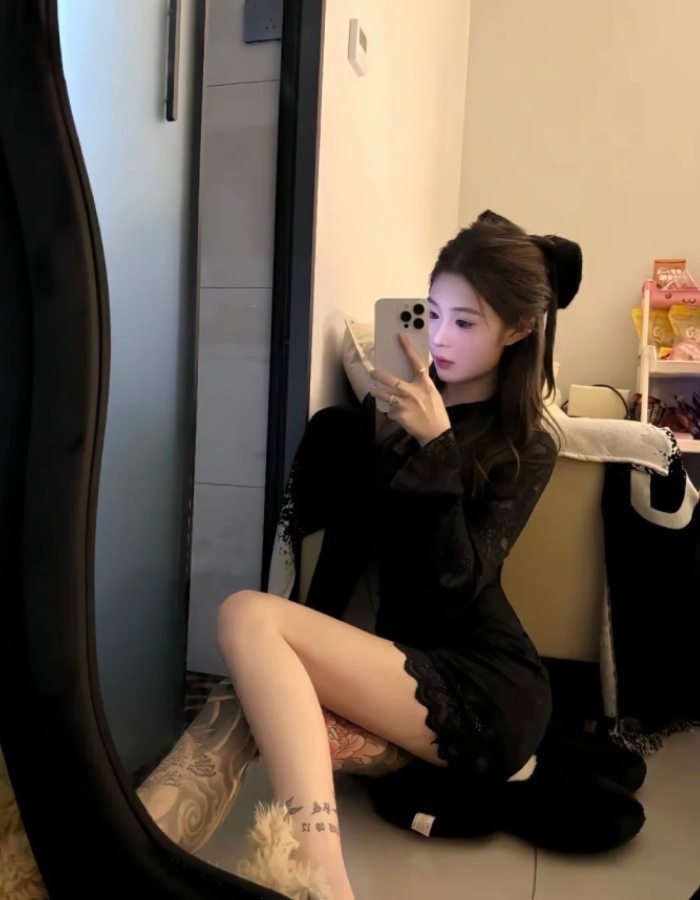dáng chụp mang nét cuốn gái xinh xăm mình