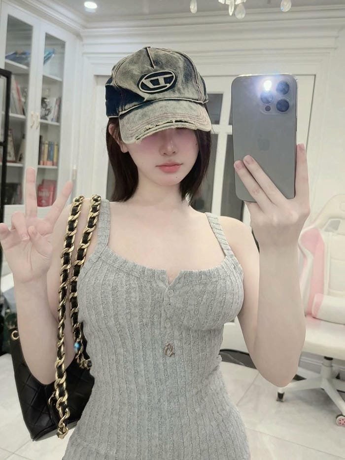 dáng cực chuẩn ảnh Trần Huyền Châu body đẹp