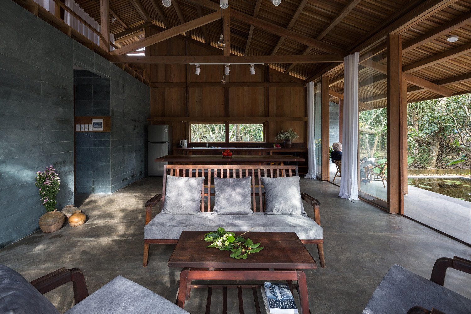 Đồ nội thất và cấu trúc chính làm từ gỗ nghiến tái chế