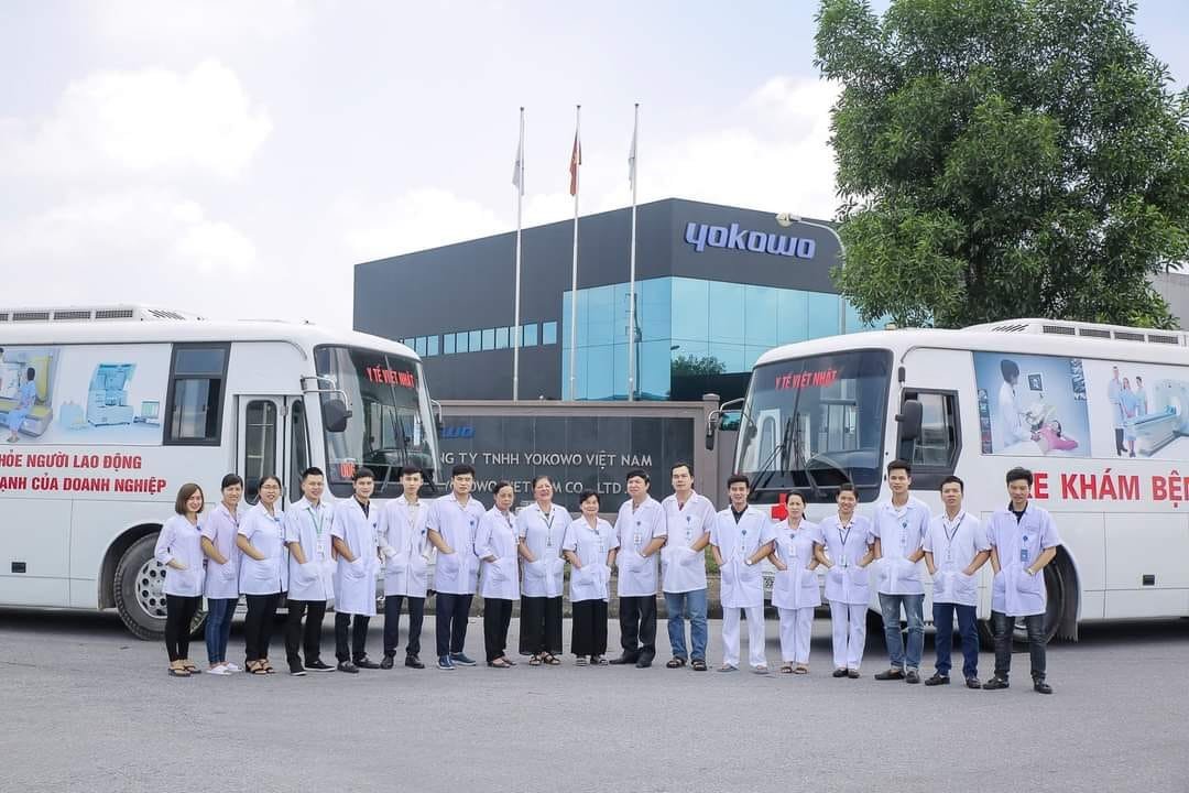 Đội ngũ y tế thực hiện khám sức khỏe bằng xe lưu động được trang bị bởi JVC