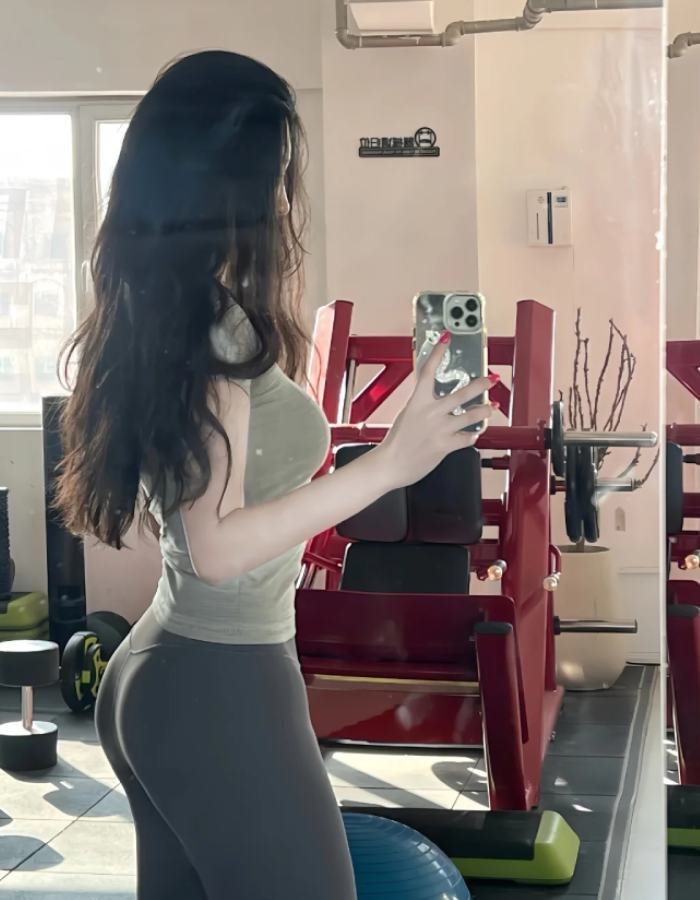 động tác nâng tạ của ảnh gái xinh tập gym