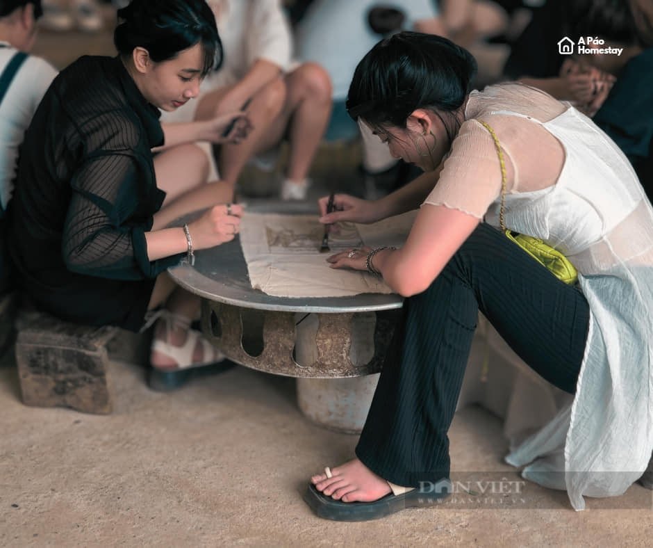 Du khách tại homestay A Páo còn được trải nghiệm nhiều nét đẹp văn hóa của bà con người Mông địa phương