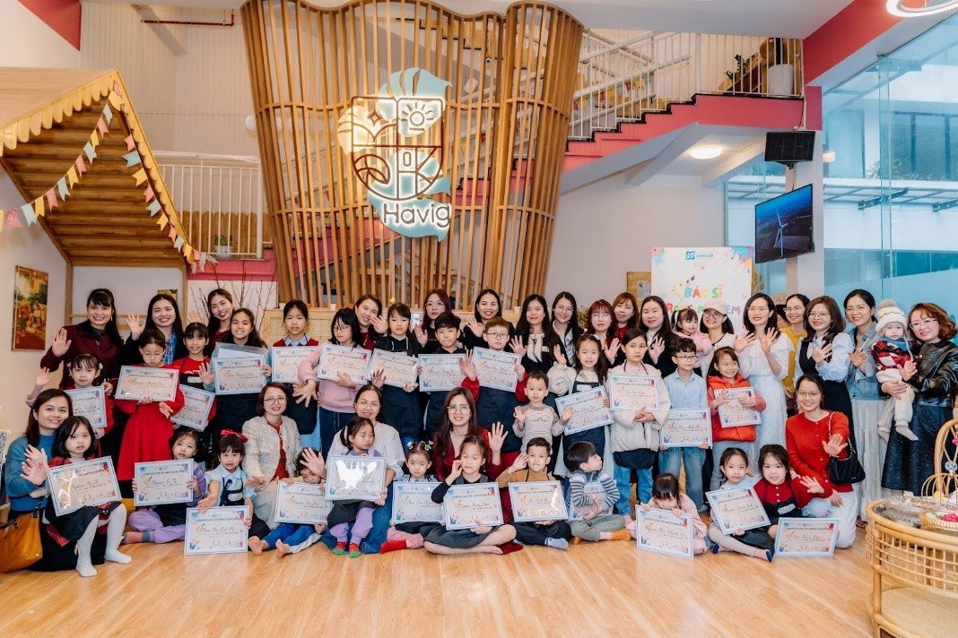 Em nhỏ giới thiệu bức tranh về bác sĩ của mình tại buổi workshop vẽ tranh Bác sĩ trong mắt em