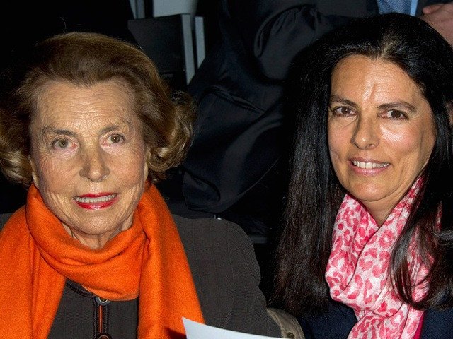 Françoise Bettencourt Meyers bên cạnh mẹ, bà Liliane Bettencourt