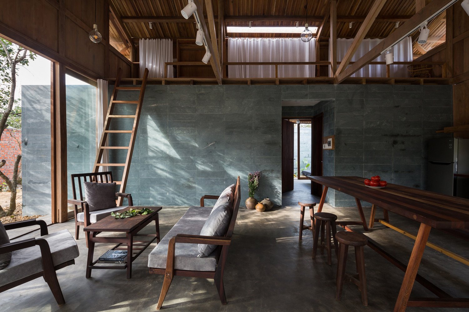 Gác lửng thư viện được chiếu sáng bởi giếng trời