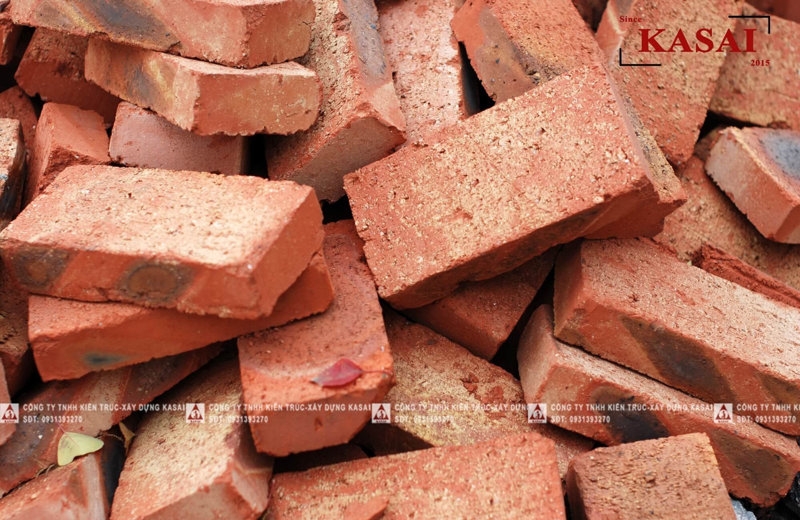 Gạch đất nung đặc truyền thống, một trong các loại gạch xây nhà bền vững