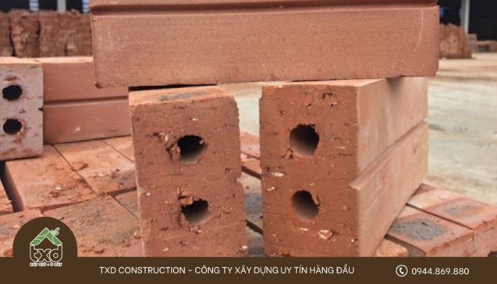 Gạch đỏ nung 2 lỗ truyền thống được sắp xếp gọn gàng