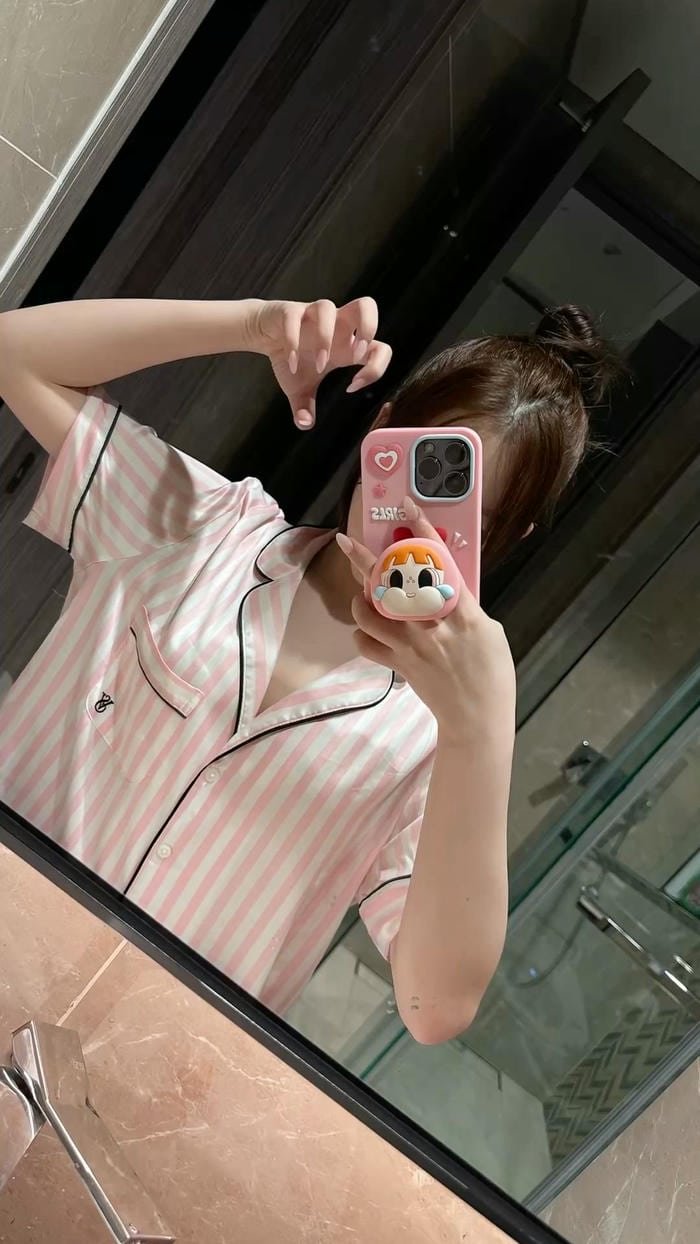 gái che mặt bằng điện thoại dùng ốp lưng đẹp