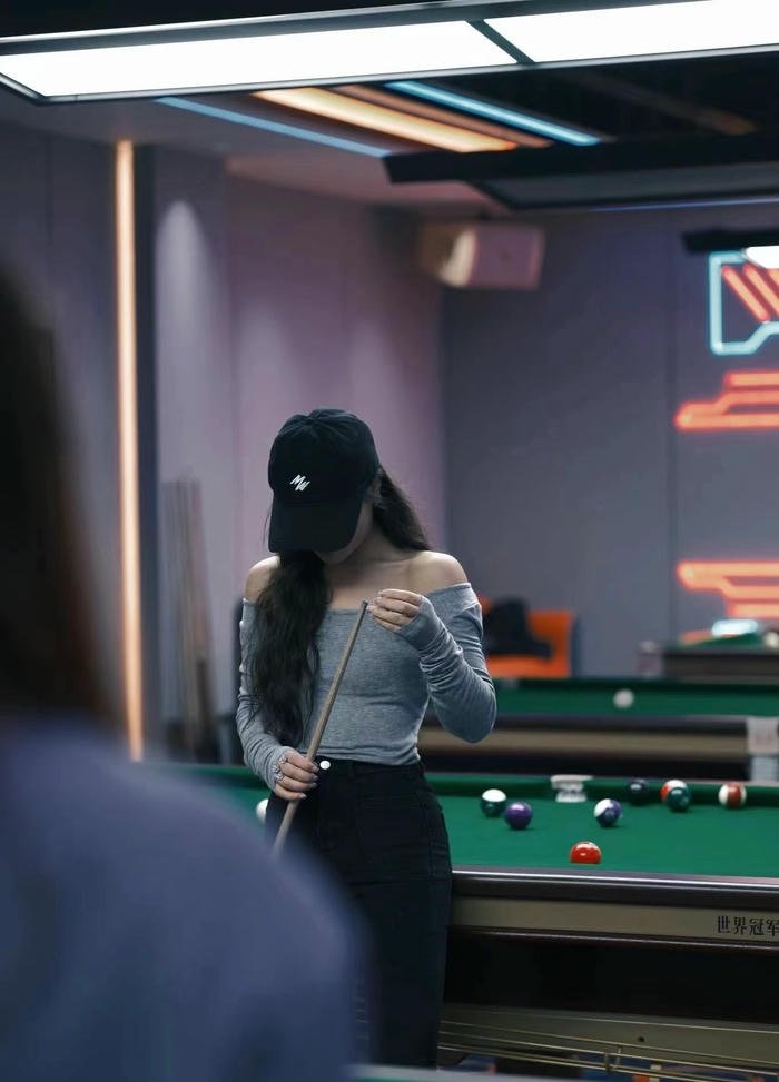 gái chơi bida che mặt phong cách mạnh