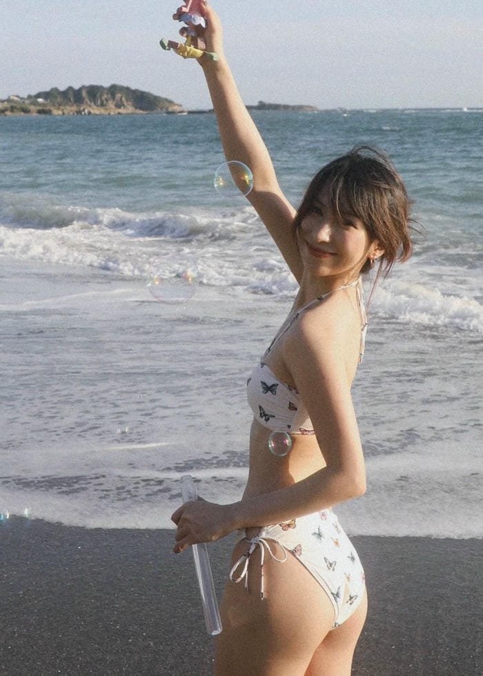 gái nhật mặc bikini chụp nắng chiều