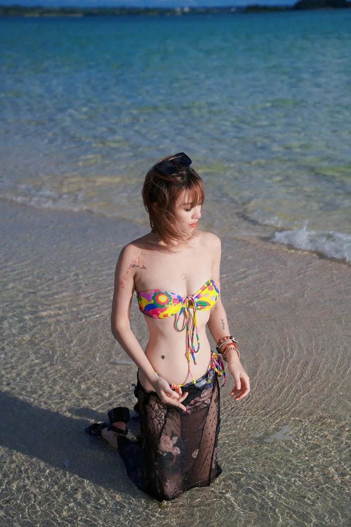 gái nhật mặc bikini giữa khung cảnh biển