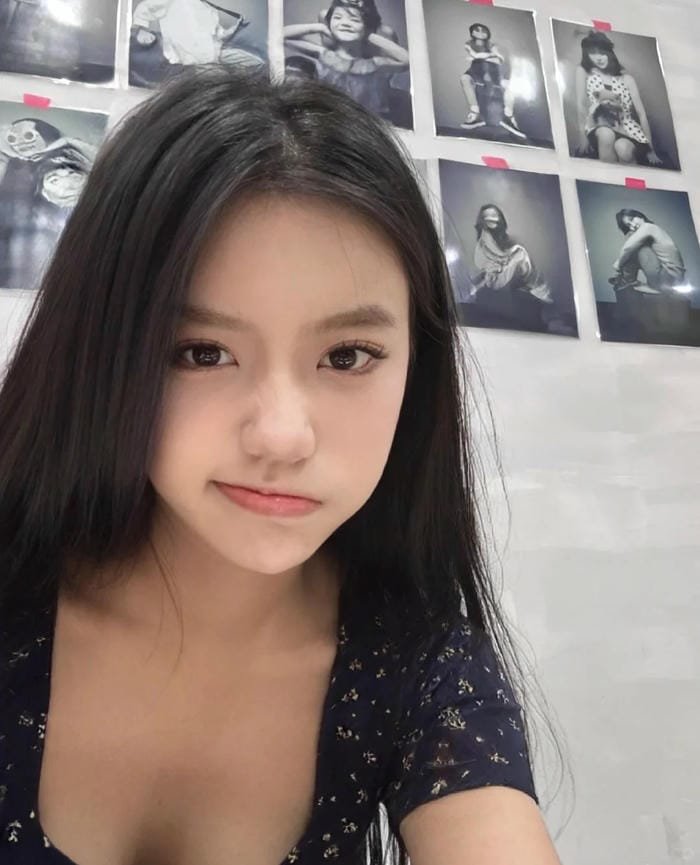 gái xinh 2k3 chụp selfie xinh xắn