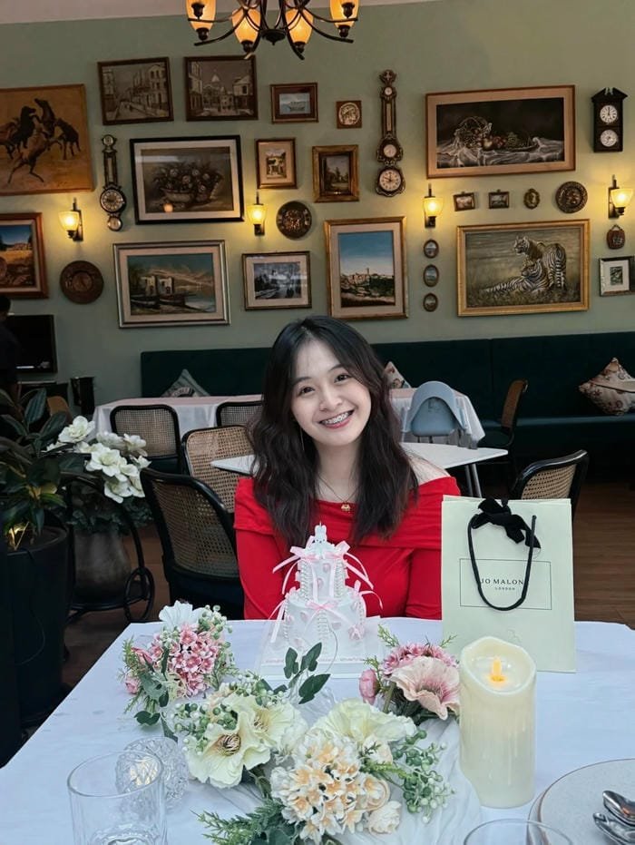 gái xinh 2k3 đi dự tiệc vui vẻ