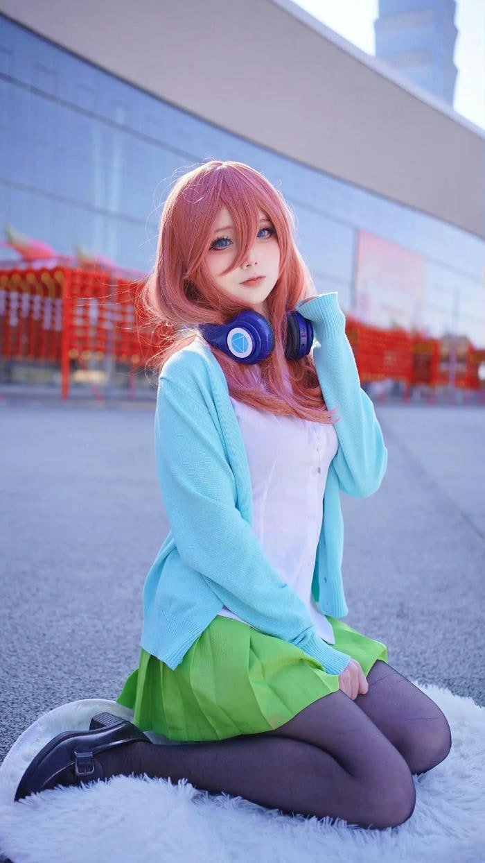 gái xinh Miku Nakano cosplay thanh tú