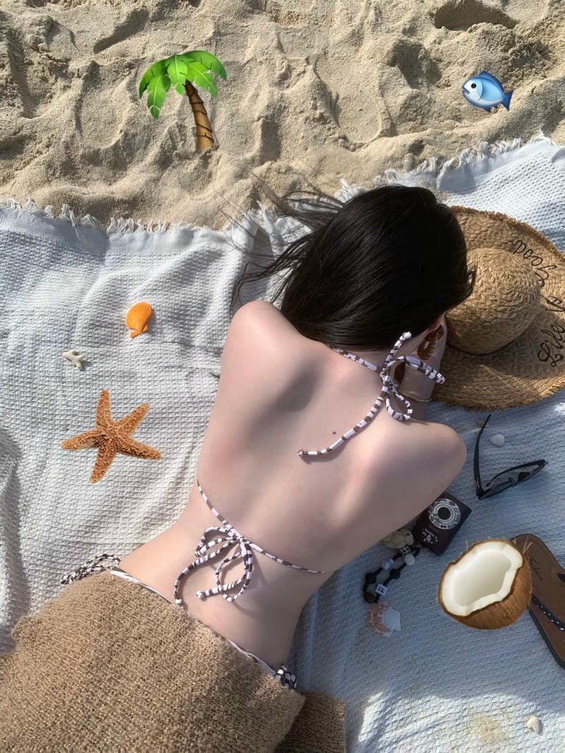 gái xinh Trung Quốc mặc bikini bố cục gọn gàng