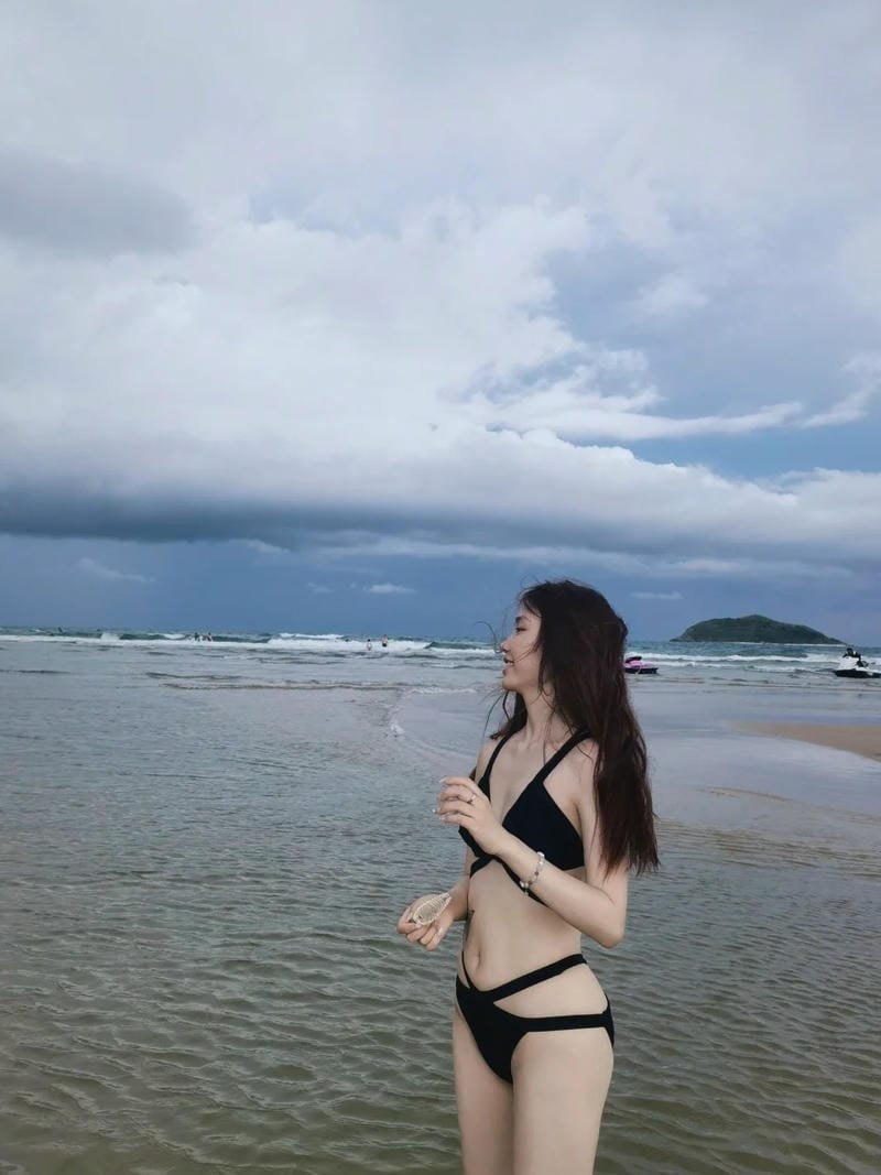 gái xinh Trung Quốc mặc bikini thần thái tự nhiên