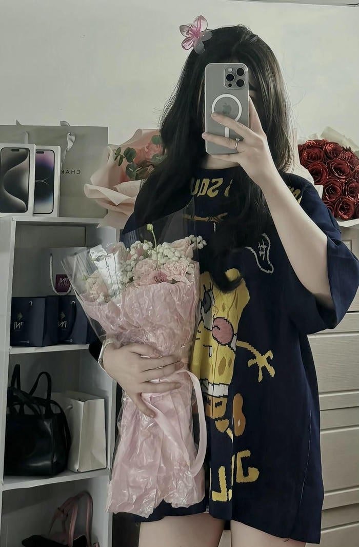 gái xinh che mặt bằng điện thoại rất lôi cuốn
