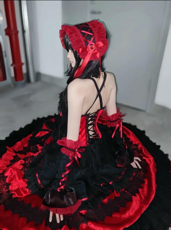 gái xinh cosplay Kurumi tạo dáng ngầu