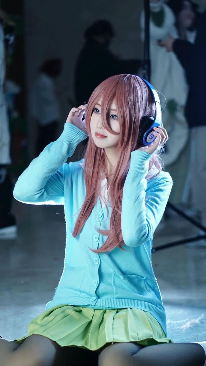 gái xinh cosplay Miku Nakano ngọt ngào