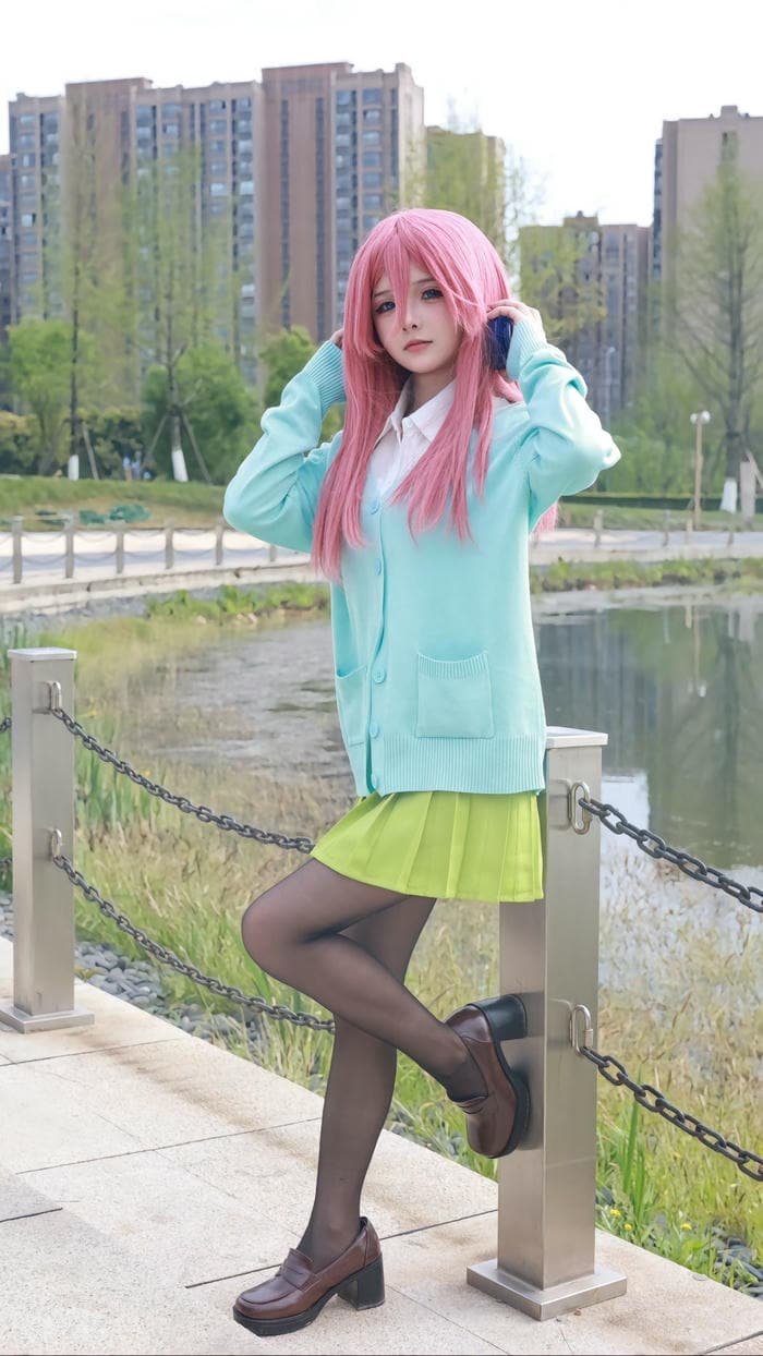 gái xinh cosplay Miku Nakano tinh khôi