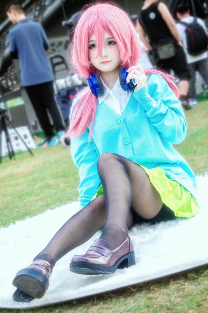 gái xinh cosplay Miku Nakano tóc hồng