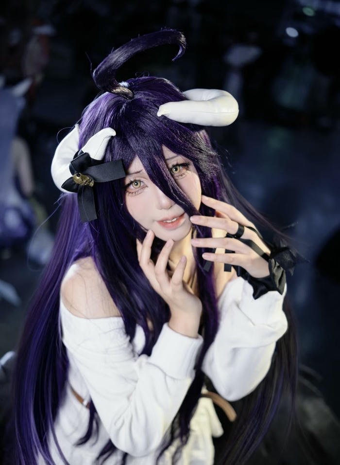 gái xinh cosplay albedo biểu cảm lạnh