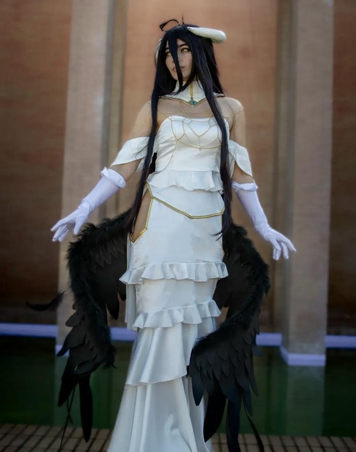 gái xinh cosplay albedo dáng đứng thẳng